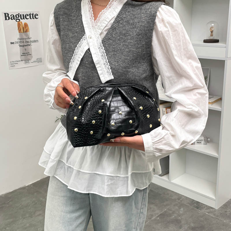 2026 tendencia de primavera nuevo clip de textura simple clavos de hongo de moda de textura plegada bolso de mano mujer