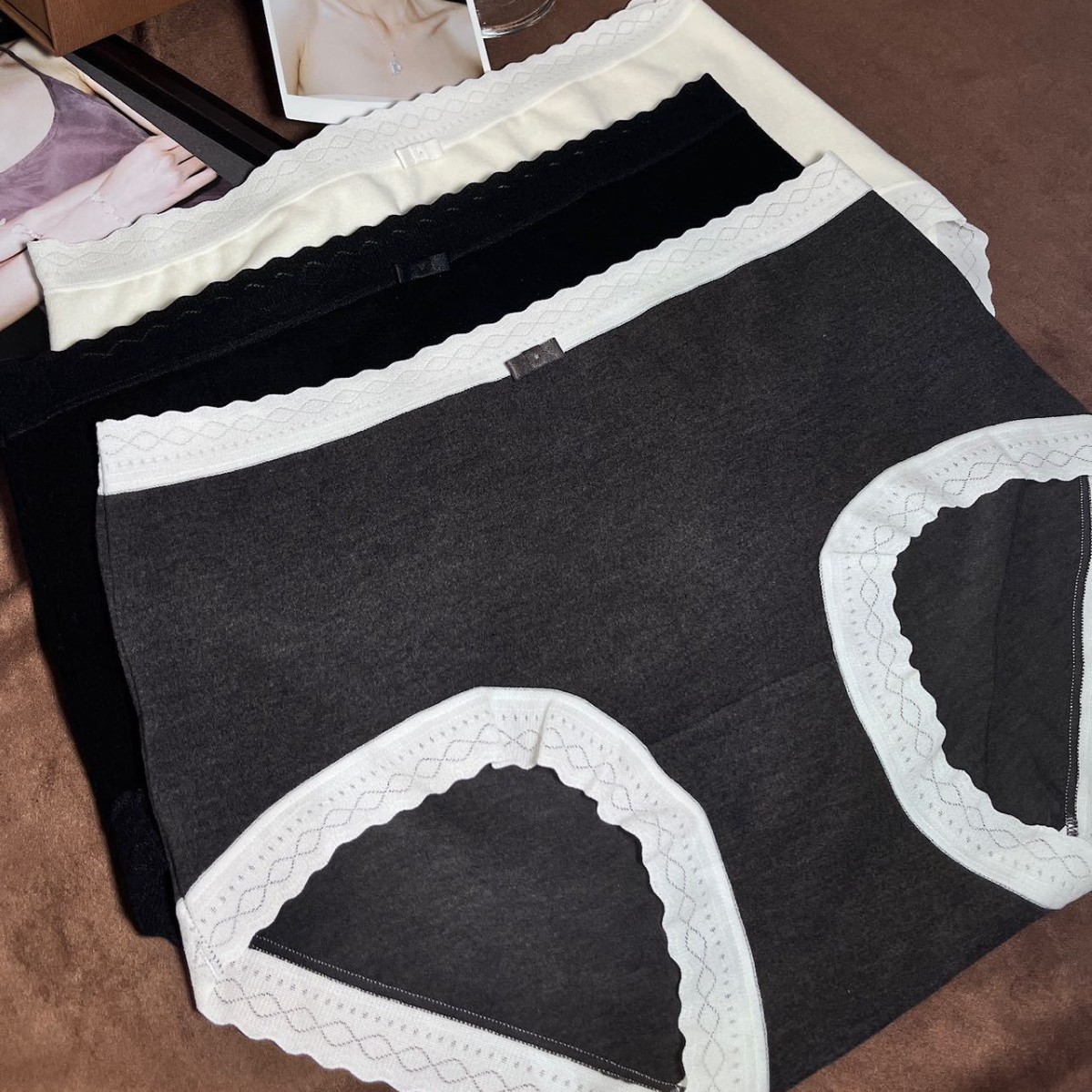 2025 New Brushed Fleece-Lined Women's Underwear Autumn and Winter Warm, Comfortable, Breathable, Hip-Covering Soft Shorts, Medium Size Women's Pants