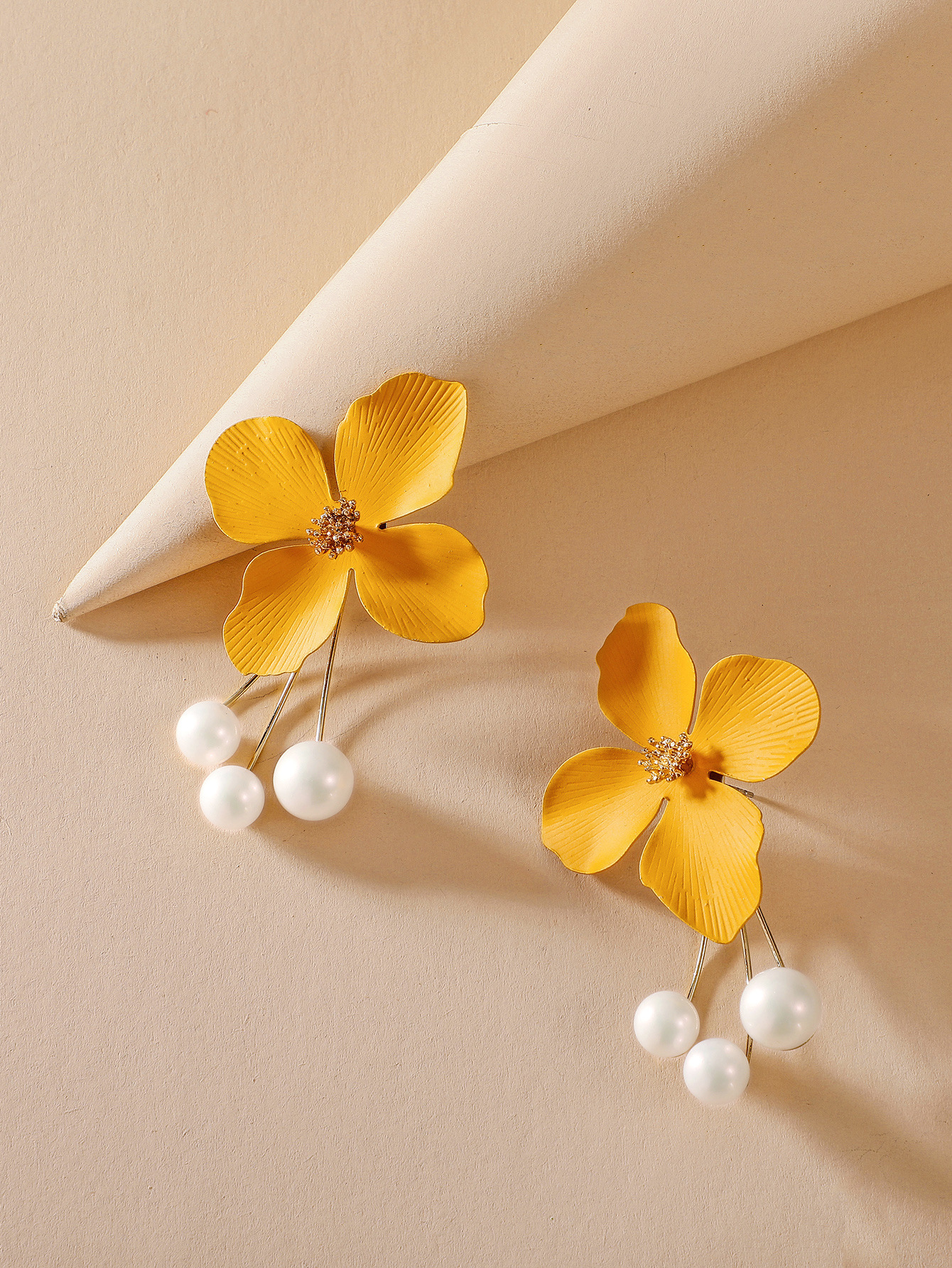 Simple Flower Pearl Earrings display picture 3