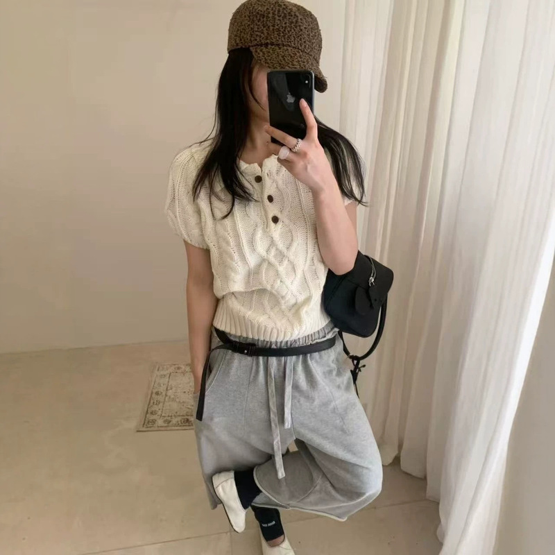 Old money style polo collar chunky cable knit sweater for women, short-sleeved, versatile for early autumn, suitable for layering with T-shirts and vests Old money style polo collar chunky cable knit sweater for women, short-sleeved, versatile for early autumn, suitable for layering with T-shirts and vests