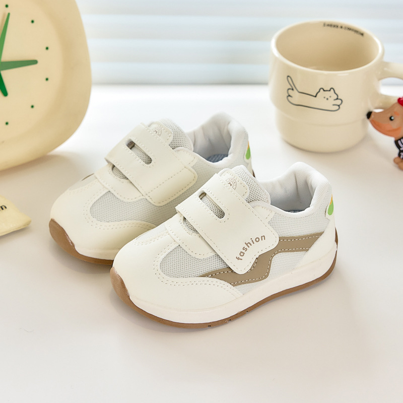 2026 primavera y otoño zapatos para niños respirables zapatos deportivos para niños pequeños y medianos convenientes velcro zapatos de correr bebé en stock