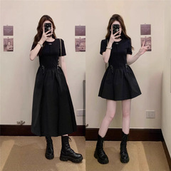 大きいサイズの夏の新型の太ったMMのデザイン感は腰を収めてやせている級感の黒色のtシャツのA字のワンピースを現します。