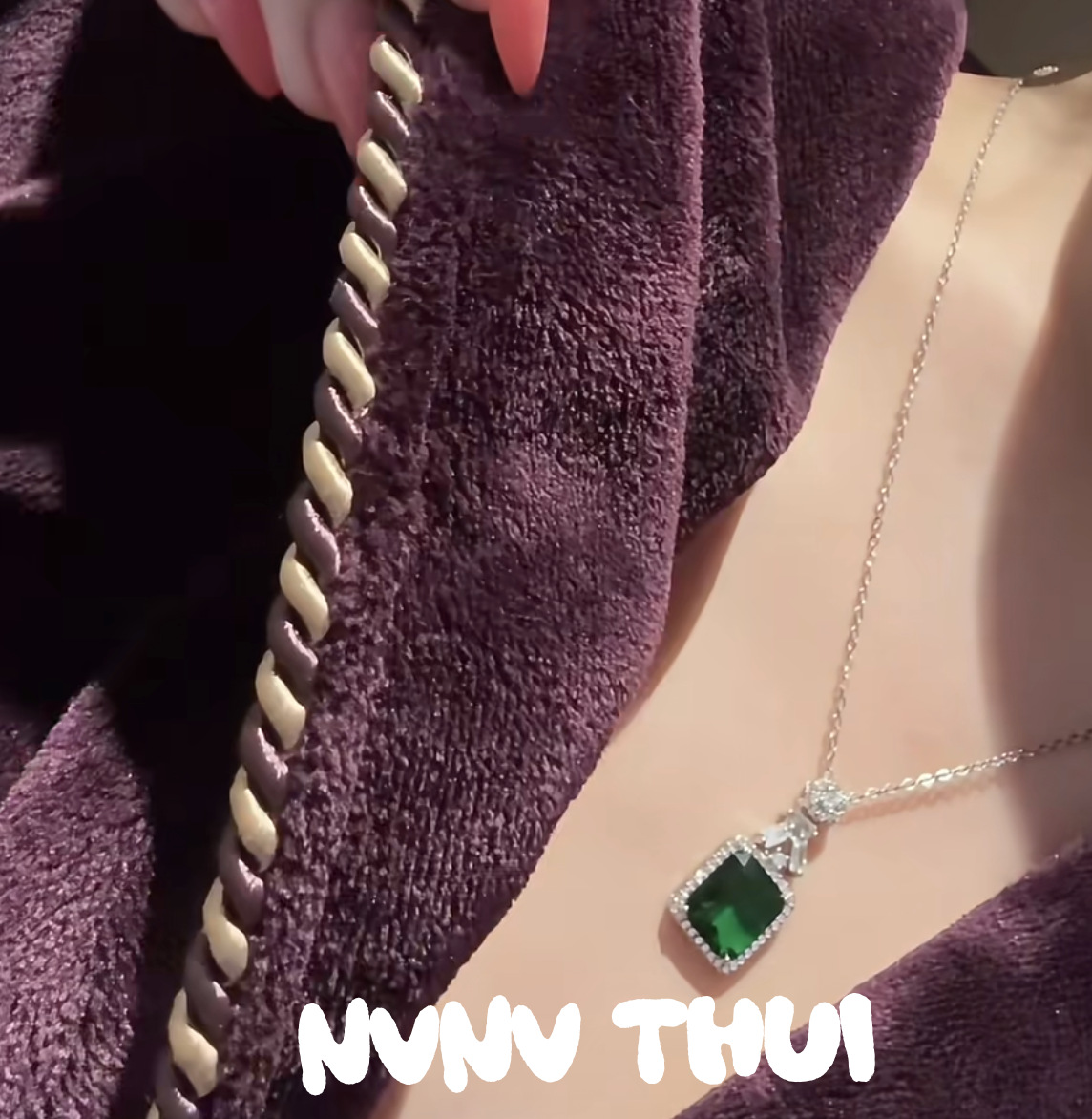 218Z malachite green rectangular sparkling diamond necklace~without box