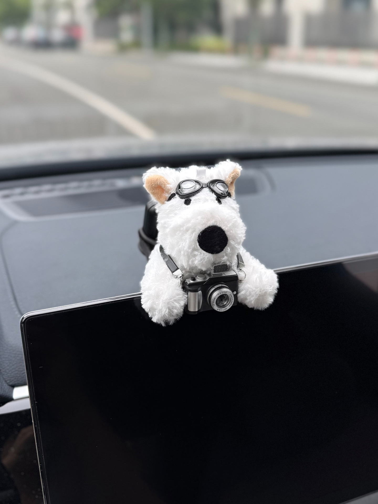 Coffee-colored West Highland etc. stand doll, detachable, no-stick magic accessory, car dashboard decoration, center console ornament