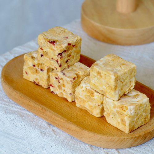 Sweet and Crispy Vinegarberry Nougat Sandwich Cookies Original Milk Frosting Snowflake Crispies Biscuits Internet Famous Leisure Snacks Bulk Wholesale