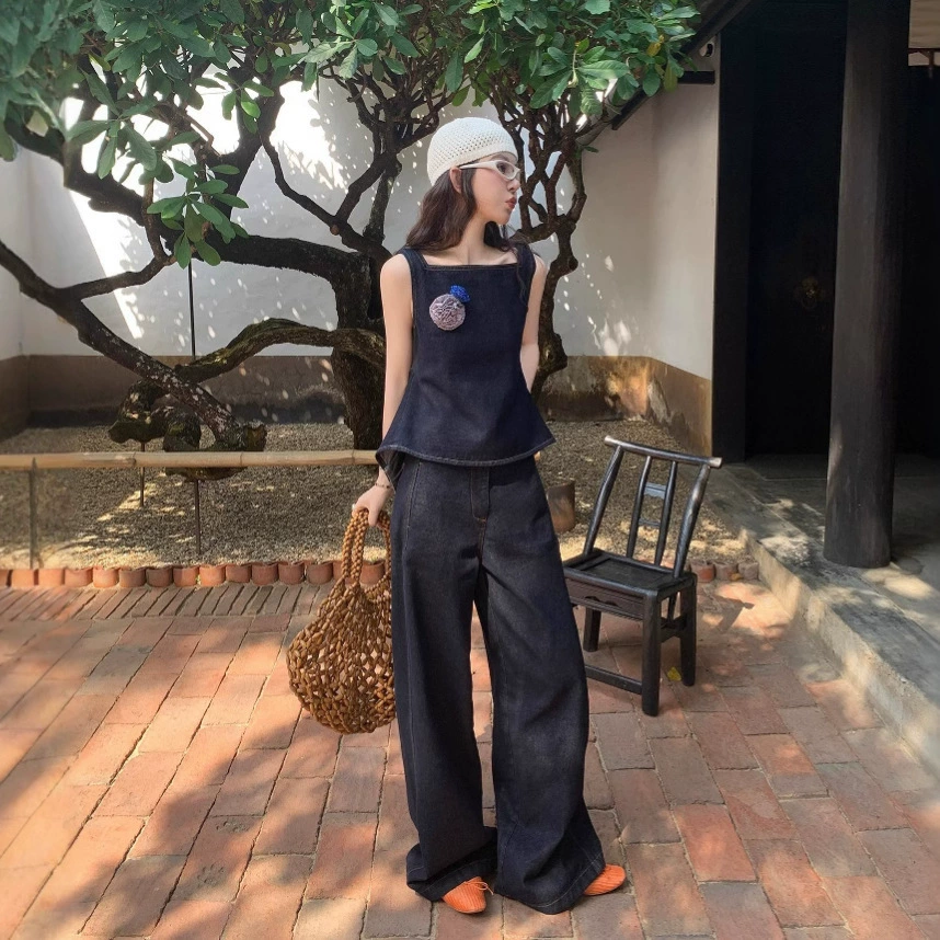 Красивый и простой уличный стиль, жилет с вырезом на спине и строчкой, джинсовый костюм оригинального цвета.