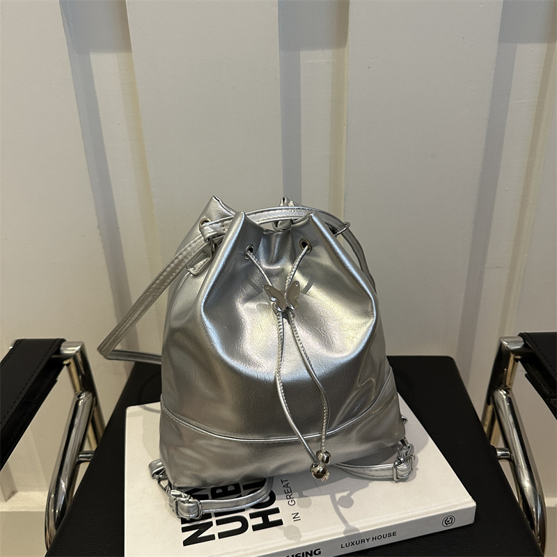 2024 sensación de alto nivel nicho explosivo bolso de balde de moda bolso de viaje de mujer mochila de abertura de cinturón de hombro mochila ligera