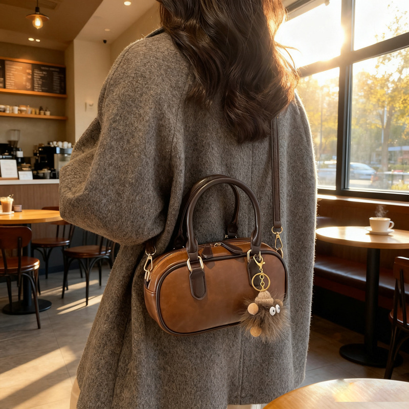 Alto sentido bolso de mano mujer otoño / invierno 2025 nuevo nicho retro bolso de hombro de moda mochila de viaje