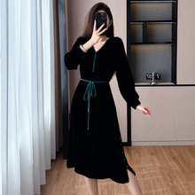 阔太太优雅丝绒连衣裙女2025秋冬轻奢显瘦拼色赫本风长裙百搭