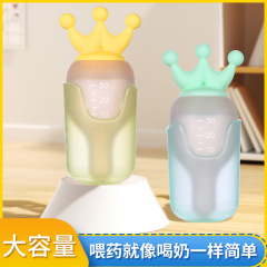 クラウンは薬の神器を与えます。赤ちゃんはむせないように水を飲みます。赤ちゃんは水を与えます。薬の神器を飲みます。子供は薬を飲みます。