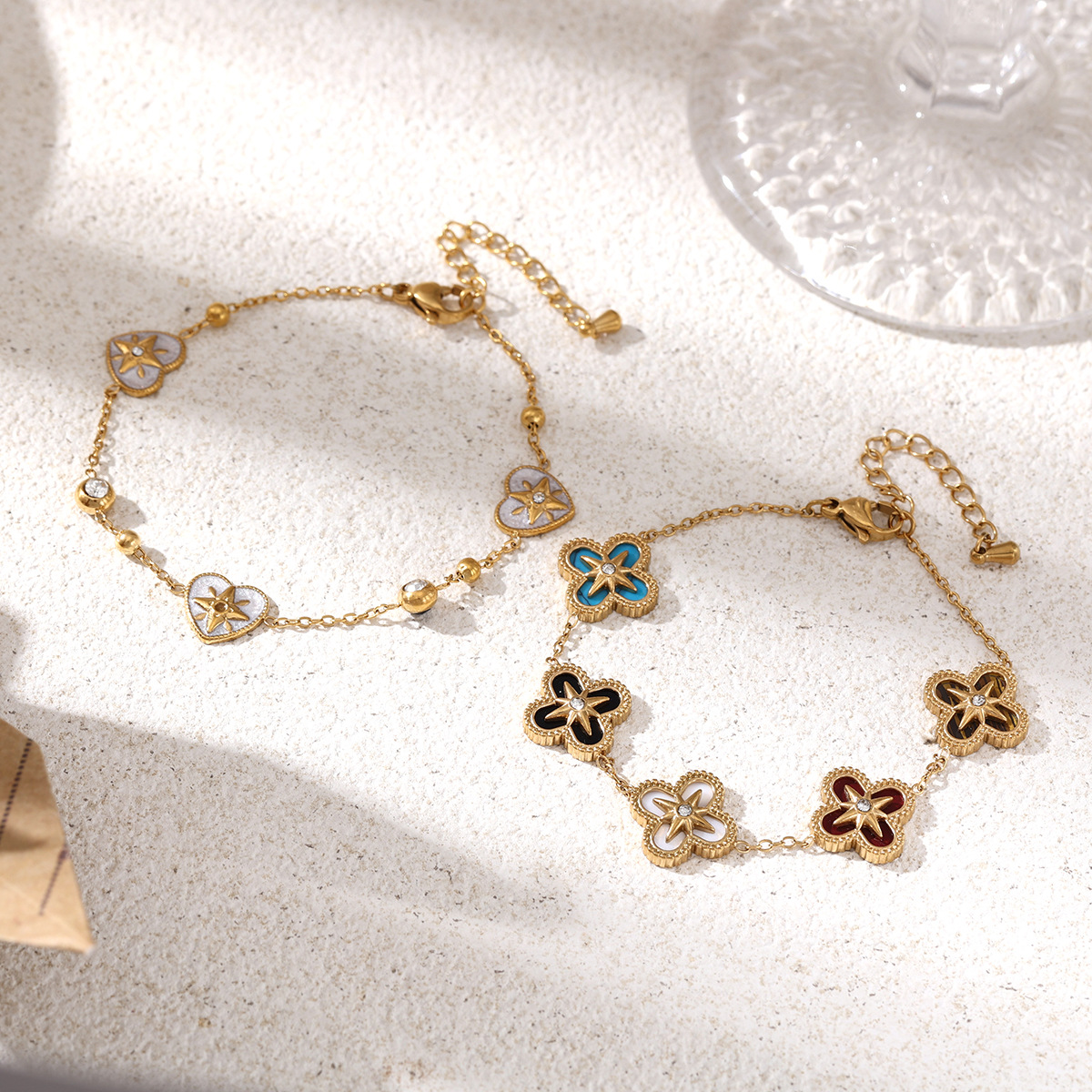 TENA Europa y los Estados Unidos pulsera de acero inoxidable lujo ligero nicho flores de cuatro hojas amor pulsera de acero de titanio para mujeres no desvanecerse