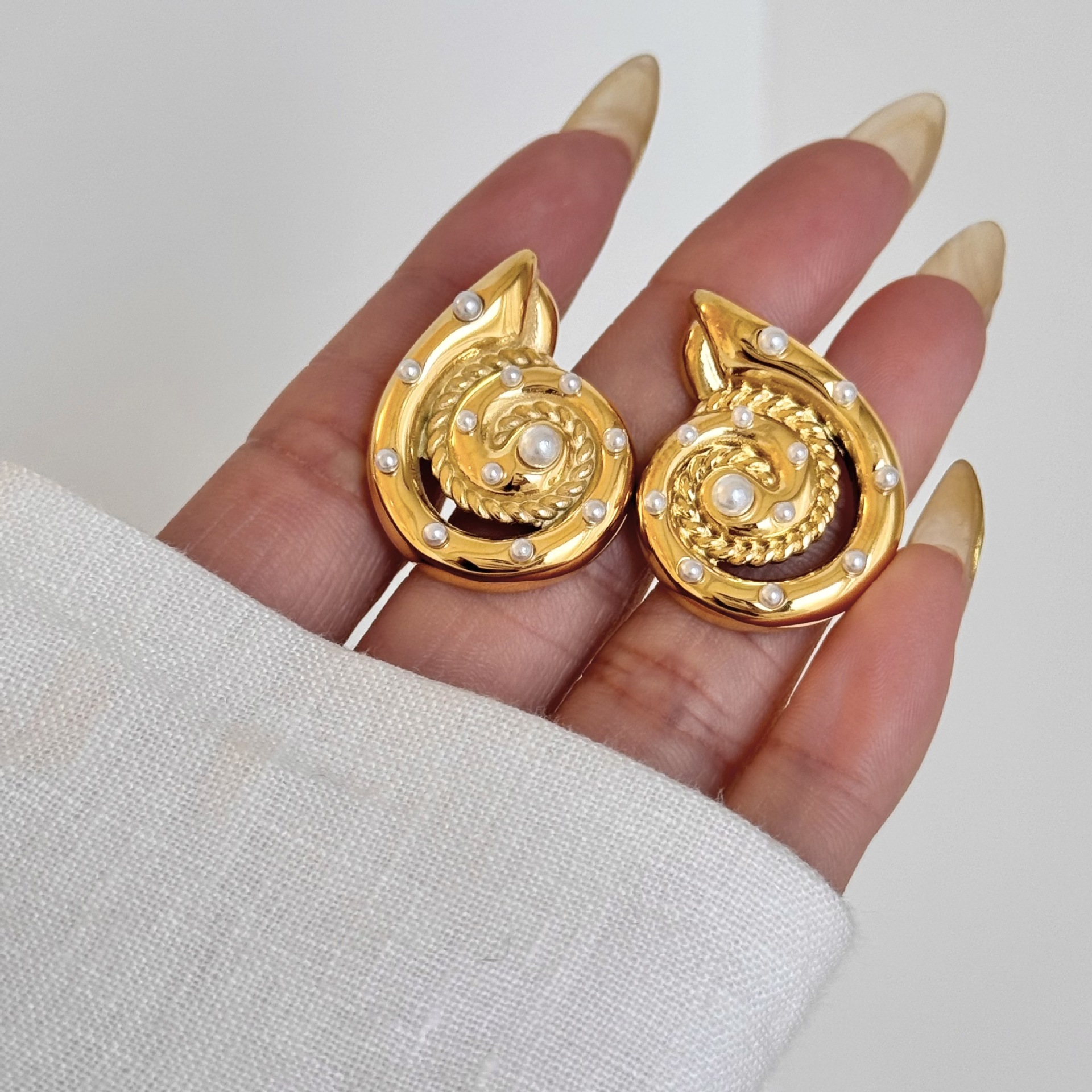 1 Par Retro Flor Enchapado Acero Titanio Chapados en oro de 18k Pendientes display picture 9