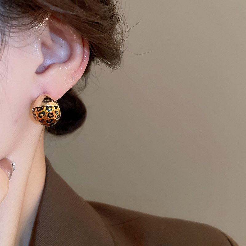 Boucles d'oreilles à clous géométriques à imprimé léopard en or véritable plaqué or haut de gamme, boucles d'oreilles rétro, boucles d'oreilles à la mode et au tempérament_voghion.com