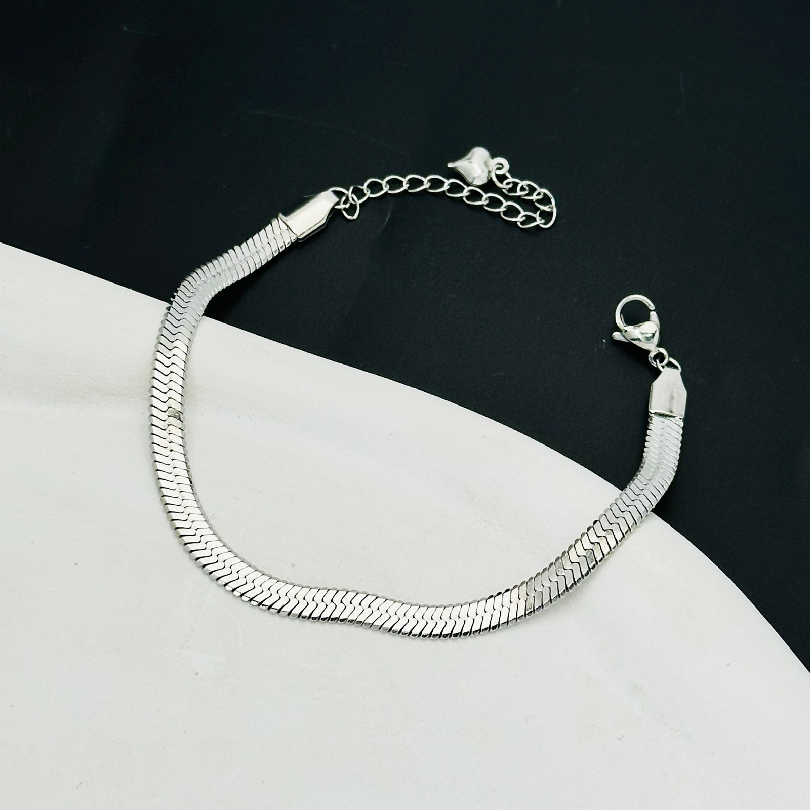 Cadena de hueso de serpiente plana de 5mm cadena desnuda transfronteriza transfronteriza temperamento de moda europea y americana joyería de lujo ligero femenino no se desvanece esencia europea y americana