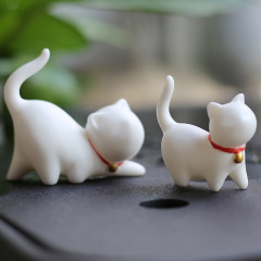 白磁のテーブルの上に陶磁器のアイデアを飾っています。