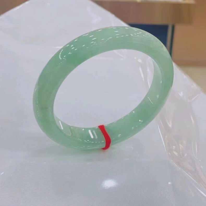 Vòng tay ngọc bích tự nhiên cấp A màu xanh lá cây băng đá – kiểu Hoàng gia chi tiết 2