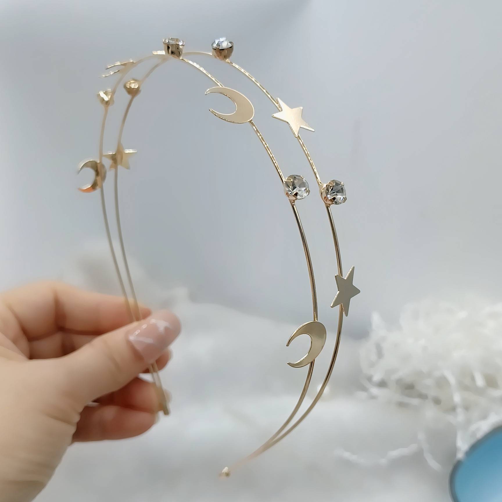 新しい韓国の金属の星空のカチューシャの前髪は星の月のドリルの合金のヘアピンのネットの赤いファッションの装飾品を掛けます。