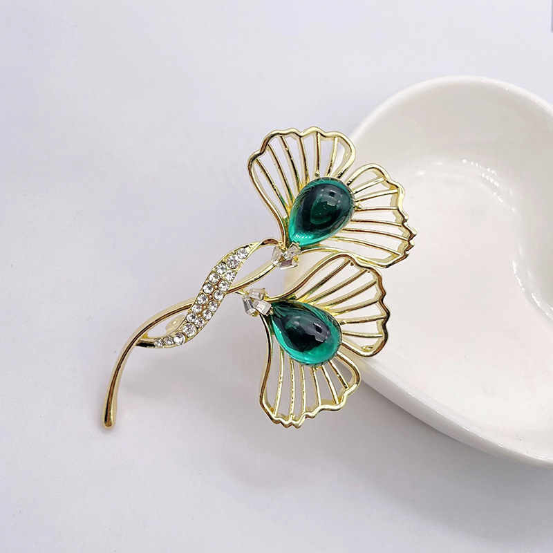 Sophisticated brooch with rhinestones