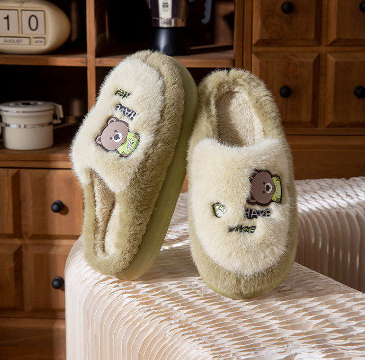 Zapatillas de algodón para mujeres otoño e invierno de peluche 2025 nuevos zapatos para el hogar de interiores con peluche grueso de suela suave de algodón para hombres