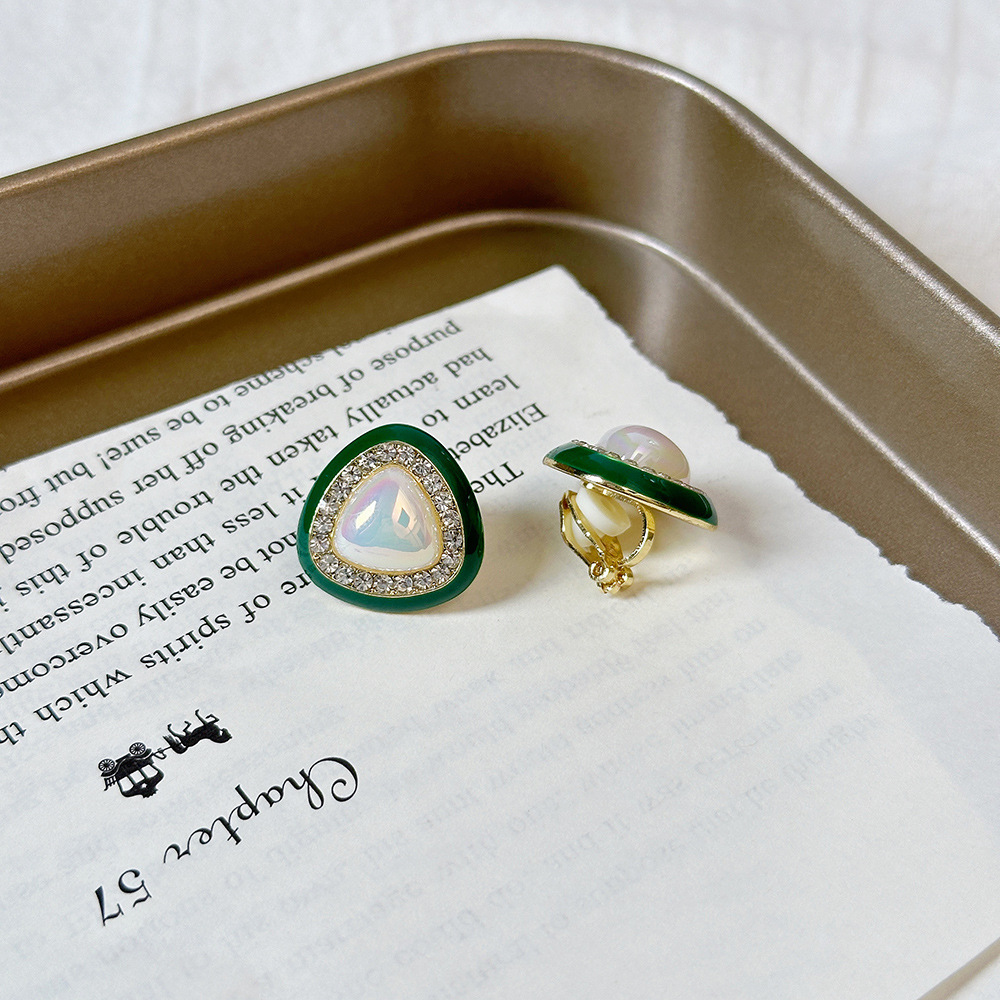 Versión coreana del clip para la oreja sin orejas de la celebridad de Internet clip para la oreja triangular con incrustaciones de diamantes de alta calidad Pendientes de Yiwu de temperamento simple femenino al por mayor