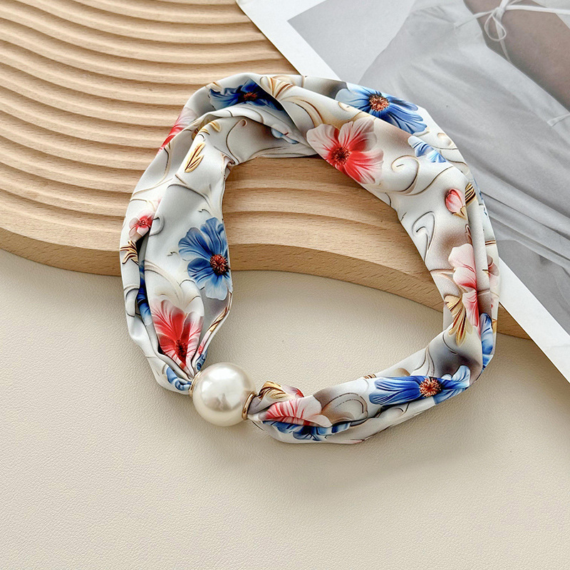 Bufandas de seda para mujeres 2025 nueva alta sensación de decoración bufandas de cuello collar de perlas cadena clavícula bufandas de seda de absorción al por mayor