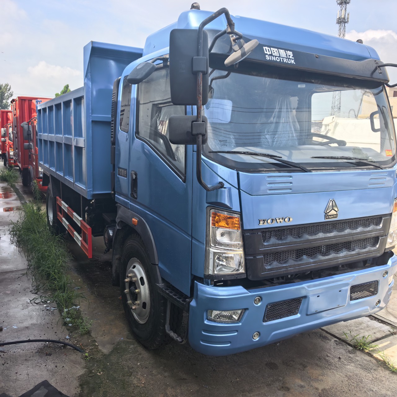 Cross-border export of medium-sized box trucks, Howo single-row light cargo trucks, and Shaanqi refrigerated box dump trucks