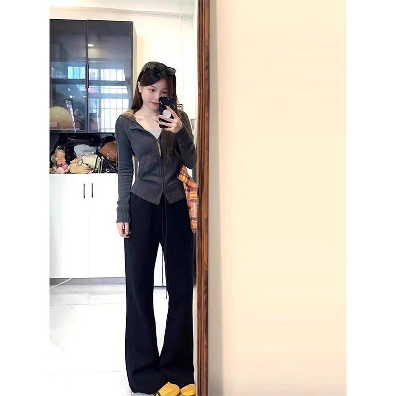 アメリカのギャルのセクシーなレトロな格子のファスナーは帽子をつないで身を修めてやせている長袖のtシャツの韓系のメリヤスのカーディガンの上着を見せます。