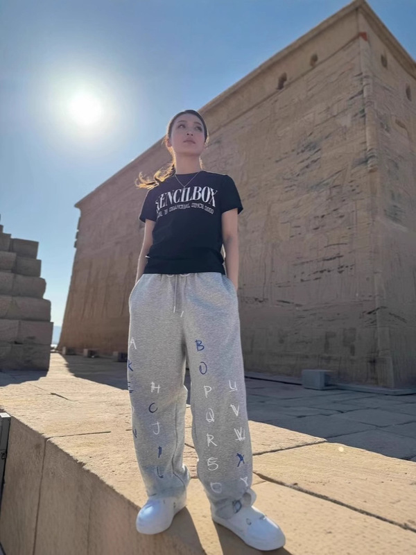 2025 夏の新アメリカンファッションブランドレタープリントラウンドネック半袖 Tシャツ女性のファッションスリムフィットトップ女性|undefined