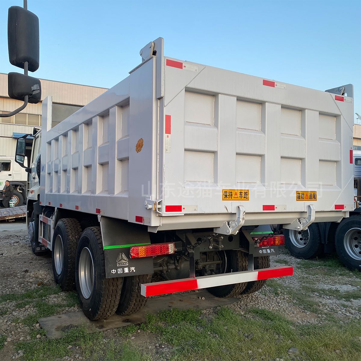 Haohan J5G Eight-Wheel Dump Truck for Construction Site Waste Transport, Diesel-Powered Dump Truck for Earthmoving, Manufacturer's Truck
