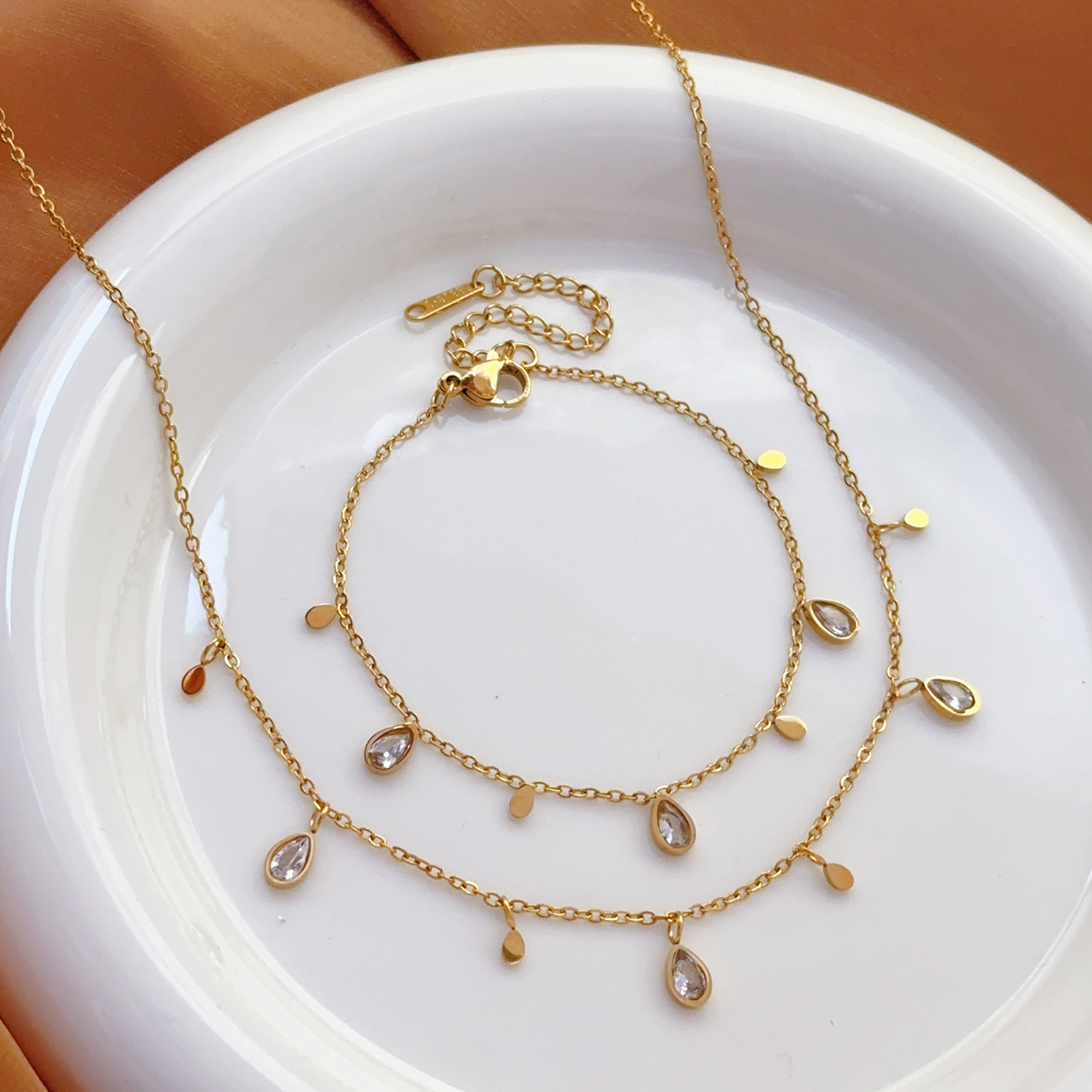 Collar de diamantes de imitación geométricos de acero de titanio con gota de agua, diseño simple y de moda, nuevo collar de clavícula, pulsera de lujo ligero en