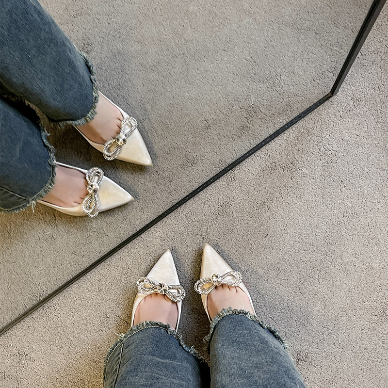 New high-heeled shoes with thin heels, pointed toes, shallow mouth, satin, crystal bow, Korean champagne colored single shoes