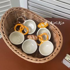 パンの取っ手の陶磁器の皿の調味料のソースの材料の家庭の創意の鍋はかわいい小皿の軽食を味付けします。