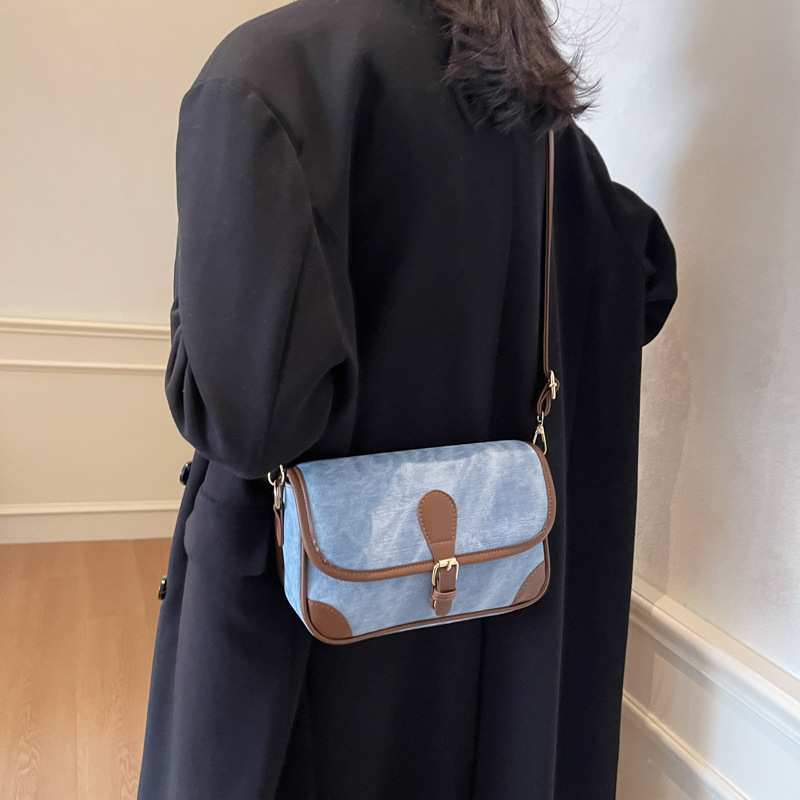 Bolsa de brazo de moda de color contrastante para mujeres 2024 nuevo simple bolso de hombro universal de alta humedad bolso casual