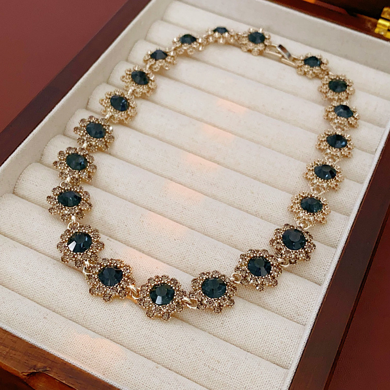 Medieval vintage zircon pulsera pendientes collar lujo ligero nicho conjunto de alta sensación de estilo retrógrado joyas de corte