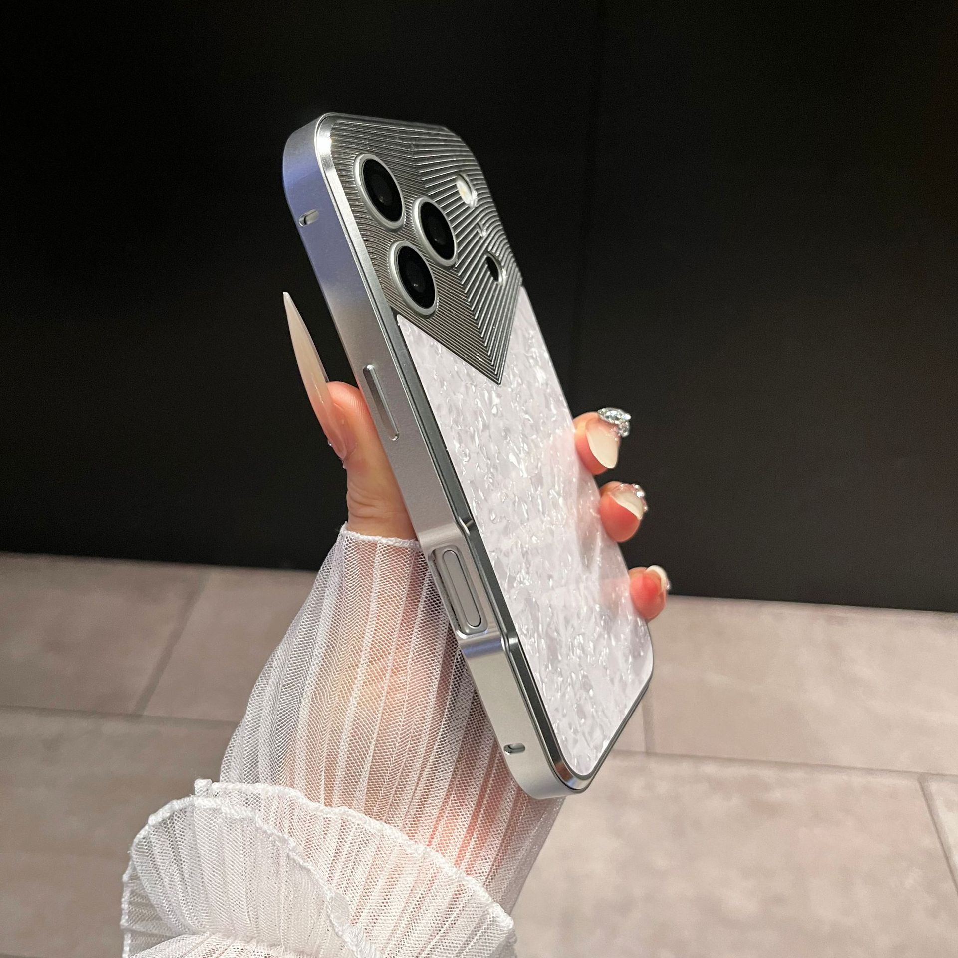 Ốp lưng điện thoại chống sốc viền dày họa tiết vỏ sò ánh kim — Đen Huyền, Trắng Kim Cương, Xanh Lam, iphone17pro chi tiết 7