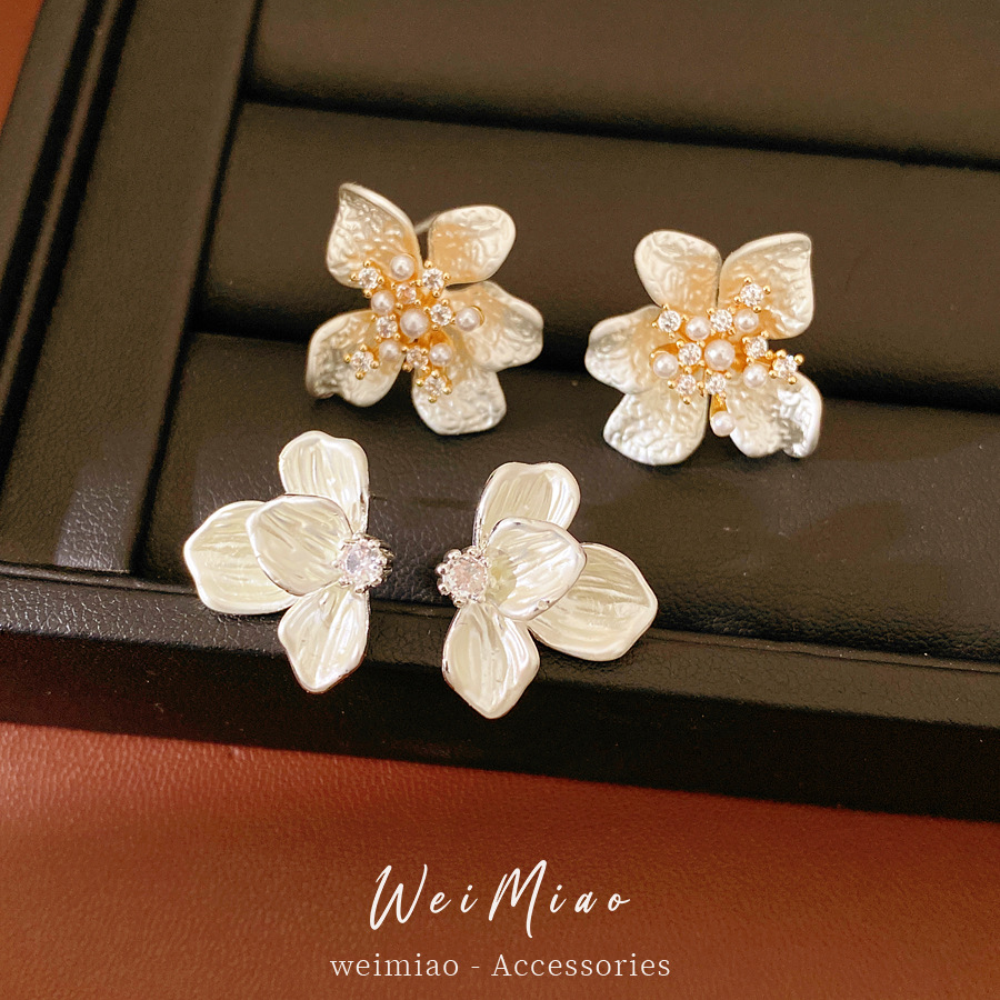 Aguja de plata zircon goteo de aceite flor pernos pequeños frescos y dulces temperamento versátil pendientes ligeros de lujo alta sensación auriculares al por mayor