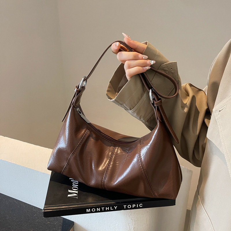 Large Capacity Bag Women's Summer 2024 New Niche Design Retro Shoulder Crossbody Bag Class Commuter Dumpling Bag