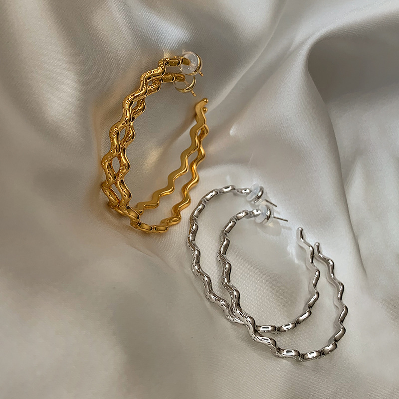 Pendientes de anillo de metal ondulado de aguja de plata de galvanoplastia de oro real Pendientes de diseño exagerado europeo y americano Pendientes de sentido avanzado de moda para mujer