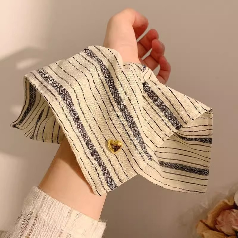 오프화이트 스트라이프 스퀘어 스카프