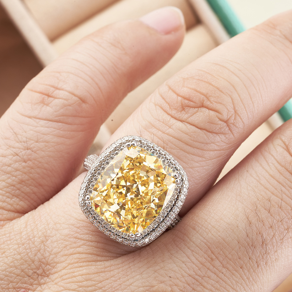 Almohada de corte amarillo anillo de diamantes de alto carbono anillo femenino super flash amarillo diamante anillo femenino pequeño libro rojo transmisión en vivo venta caliente