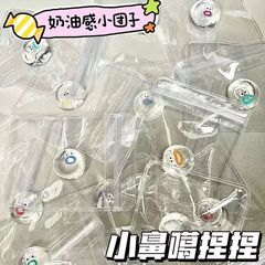 透明な表情をつまんで、鼻が小さいです。