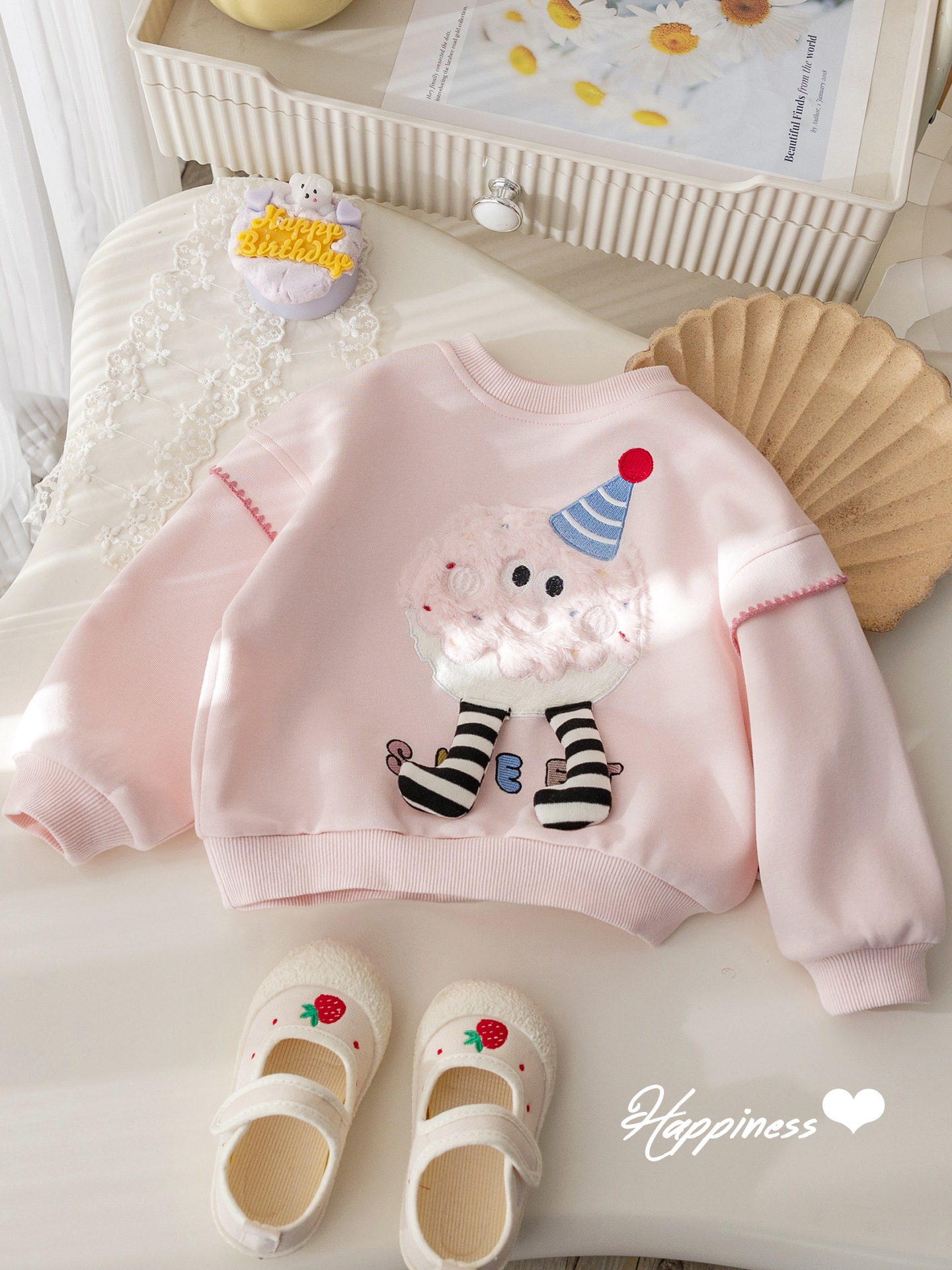 女の子の流行の刺繍のパーカー2025年春秋の新型の洋気の上着の赤ちゃんの韓国版のかわいい立体のプルオーバー