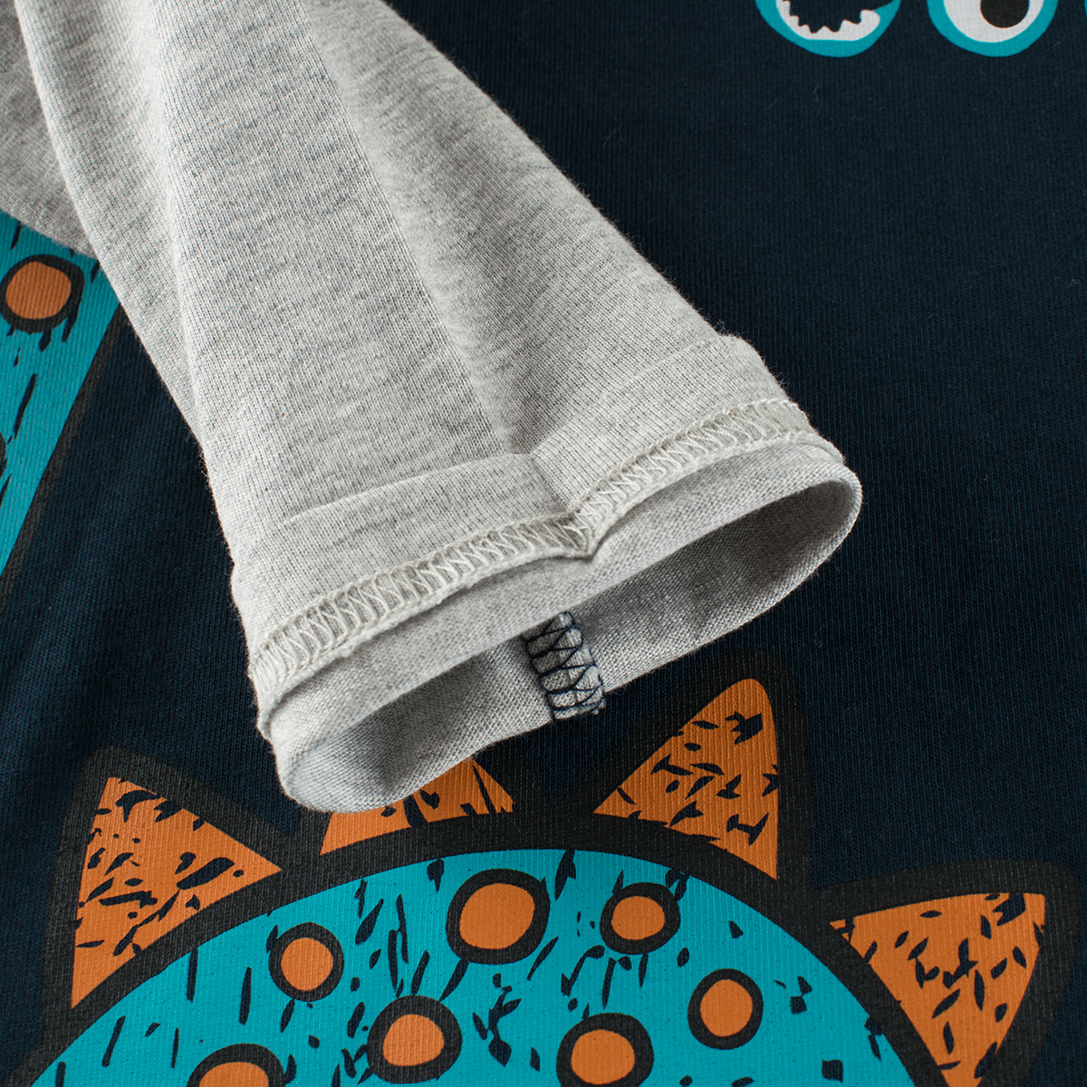 子供服の秋の新商品の韓国版の袖の上着の卸売りの子供の漫画の長袖のtシャツの底のシャツの代行