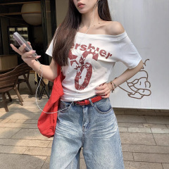 アメリカンレターホットガールスタイル斜め襟 Tシャツ 2025 夏の新オフショルダースリムトップストリートスタイル女性