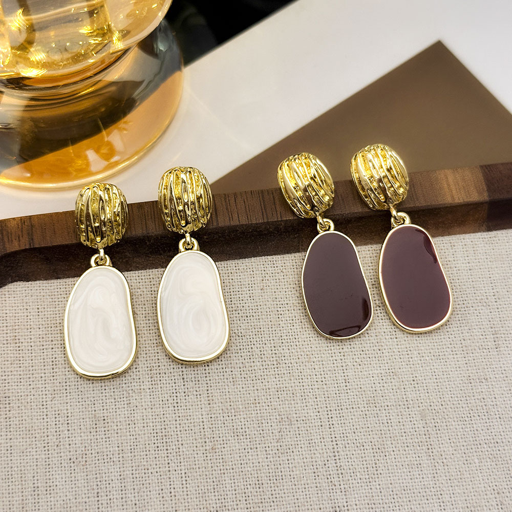 Estilo de Hong Kong Aceite de goteo Pinza de oreja roja angoleña geométrica sin piercings Pendientes de temperamento de alta gama de lujo ligero Pendientes de nicho de moda