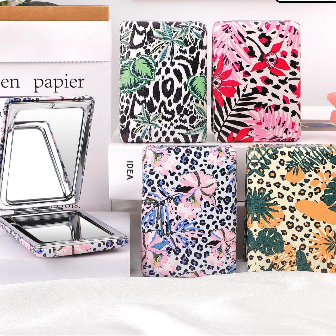 Elegante espejo de pan rectangular pequeño espejo de maquillaje fresco simple estudiante portátil espejo de doble cara al por mayor