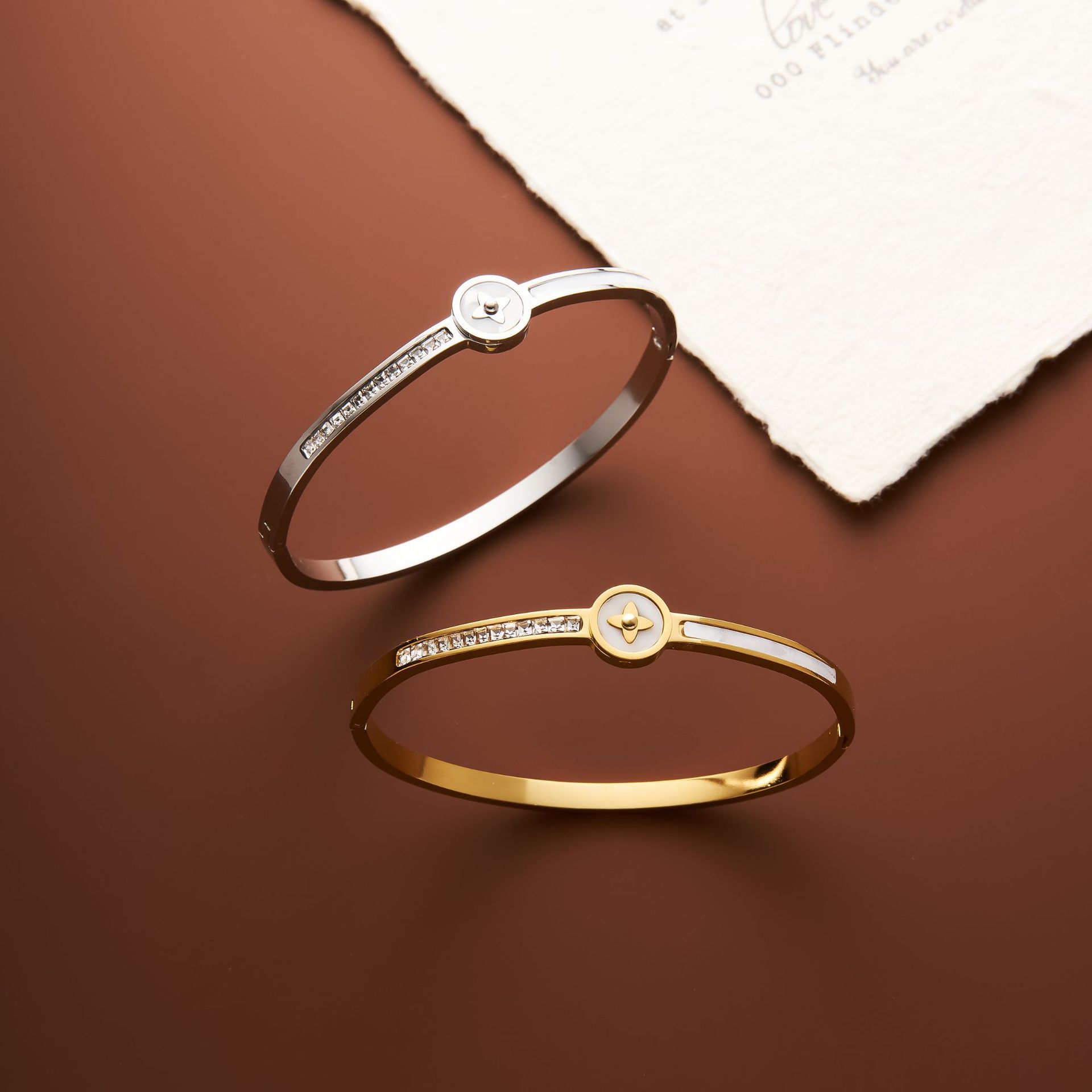 Fabricantes al por mayor de moda de acero inoxidable hebilla de trébol de cuatro hojas pulsera circón femenino Baibei ins personalidad no se desvanece nuevo estilo