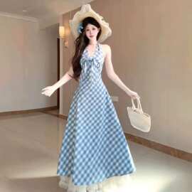 海边度假蓝白格纹挂脖连衣裙女夏新款氛围感修身时尚蕾丝拼接长裙