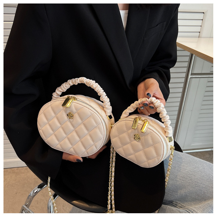 New Fashion Diamond Embroidery Thread Twist Lock Messenger Small Round Bag display picture 3