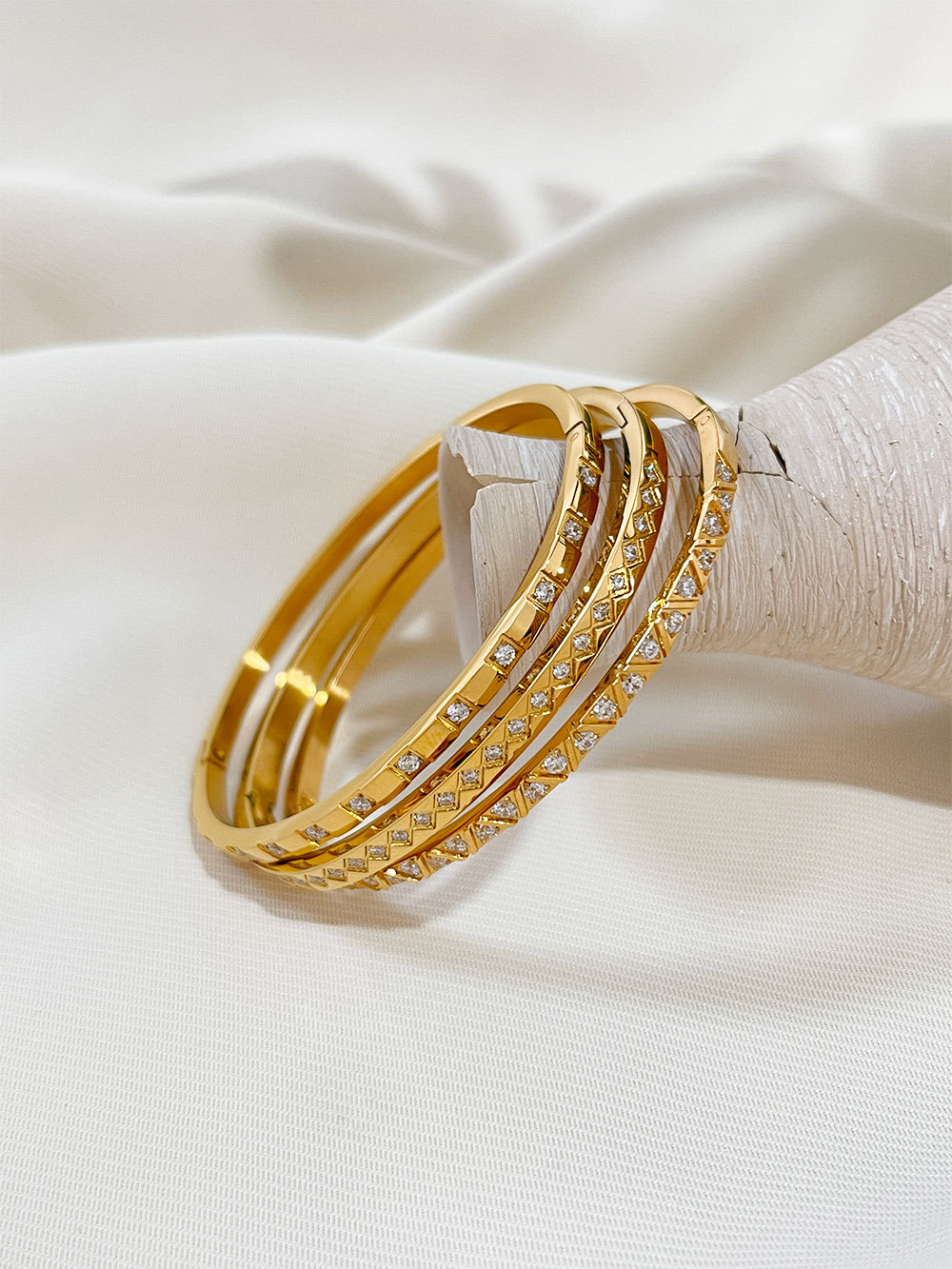 Daily Occasion 304 Stainless Steel Material Simple Style Circle 304 Stainless Steel 18K Gold Plated Zircon Bangle In Bulk